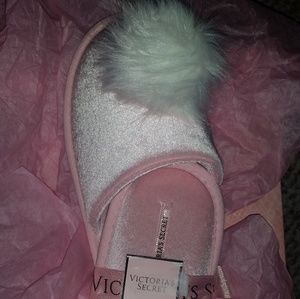 Victoria Secret szM slippers, NWT
